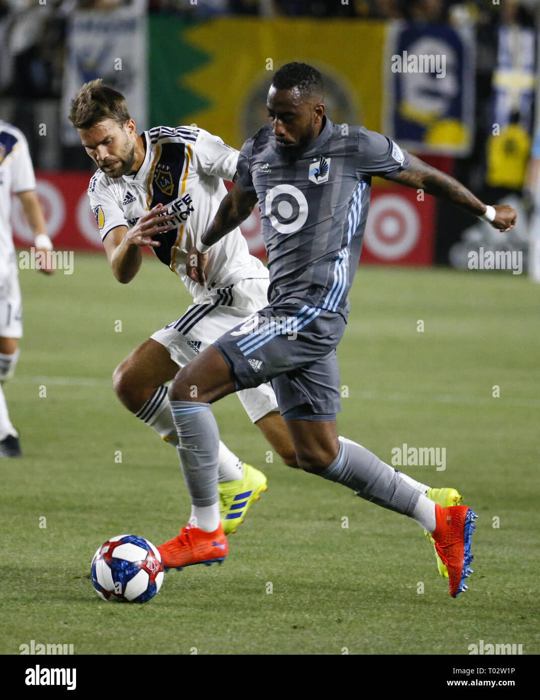 Los Angeles, California, USA. 16 Mar, 2019. LA galassia della LA defender Jorgen Skjelvik (16) della Norvegia e del Minnesota Regno defender Romain Metanire (19) del Madagascar, lotta per la palla durante il 2019 Major League Soccer (MLS) match tra la galassia e del Minnesota uniti in Los Angeles, California, 16 marzo 2019. Credito: Ringo Chiu/ZUMA filo/Alamy Live News Foto Stock