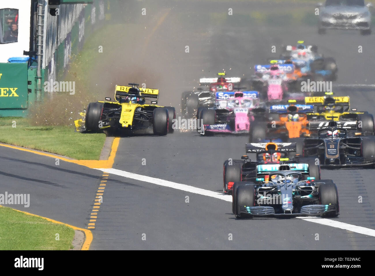 Albert Park di Melbourne, Australia. Xvii Mar, 2019. Daniel Ricciardo (AUS) #3 dal Team Renault F1 si blocca all'inizio del 2019 Australian Formula One Grand Prix all'Albert Park di Melbourne, Australia. Sydney bassa/Cal Sport Media/Alamy Live News Foto Stock
