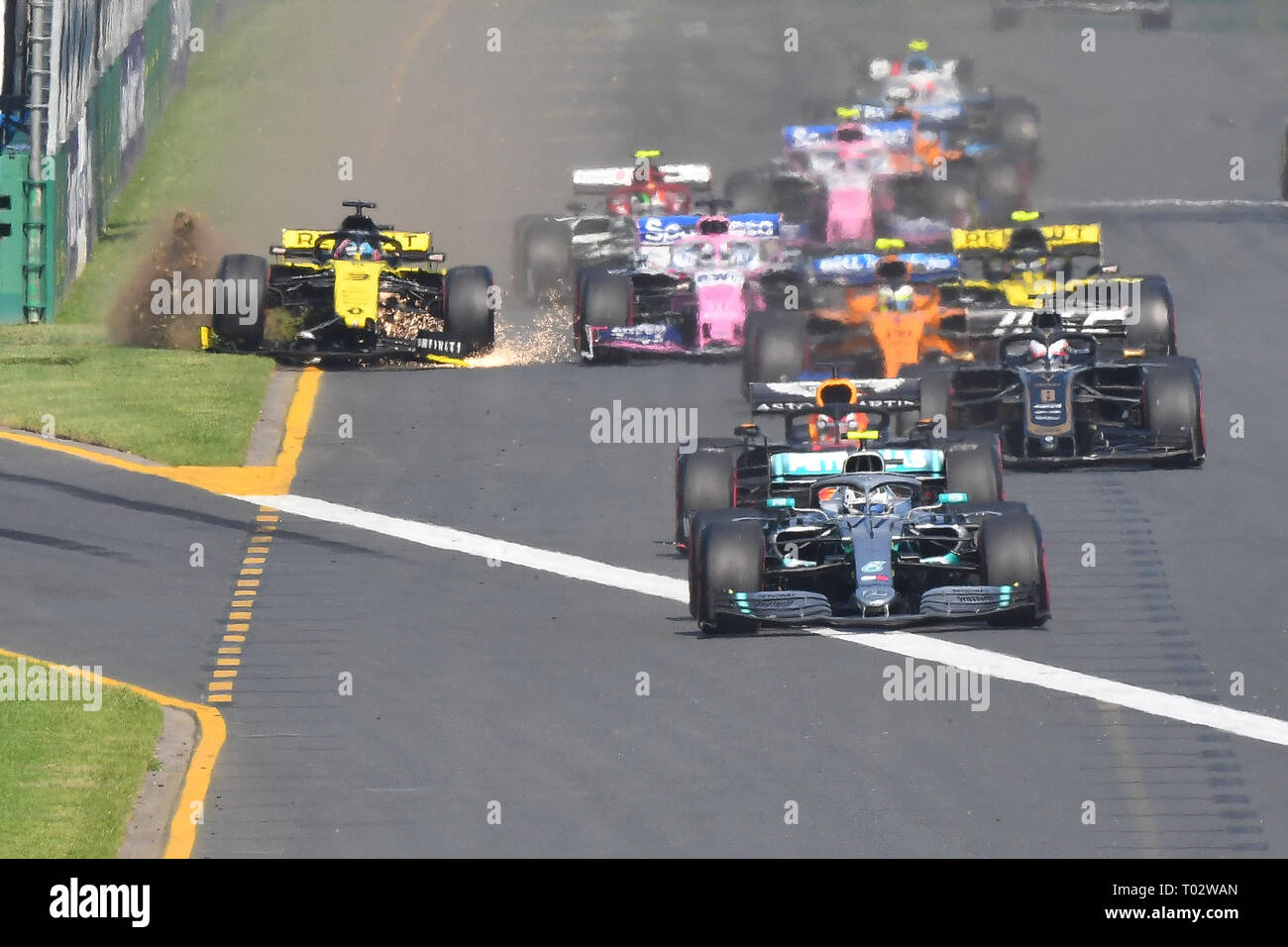 Albert Park di Melbourne, Australia. Xvii Mar, 2019. Daniel Ricciardo (AUS) #3 dal Team Renault F1 si blocca all'inizio del 2019 Australian Formula One Grand Prix all'Albert Park di Melbourne, Australia. Sydney bassa/Cal Sport Media/Alamy Live News Foto Stock