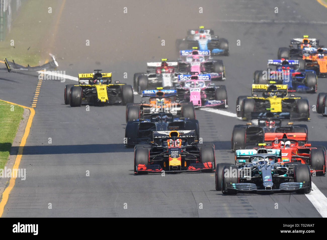 Albert Park di Melbourne, Australia. Xvii Mar, 2019. Daniel Ricciardo (AUS) #3 dal Team Renault F1 si blocca all'inizio del 2019 Australian Formula One Grand Prix all'Albert Park di Melbourne, Australia. Sydney bassa/Cal Sport Media/Alamy Live News Foto Stock
