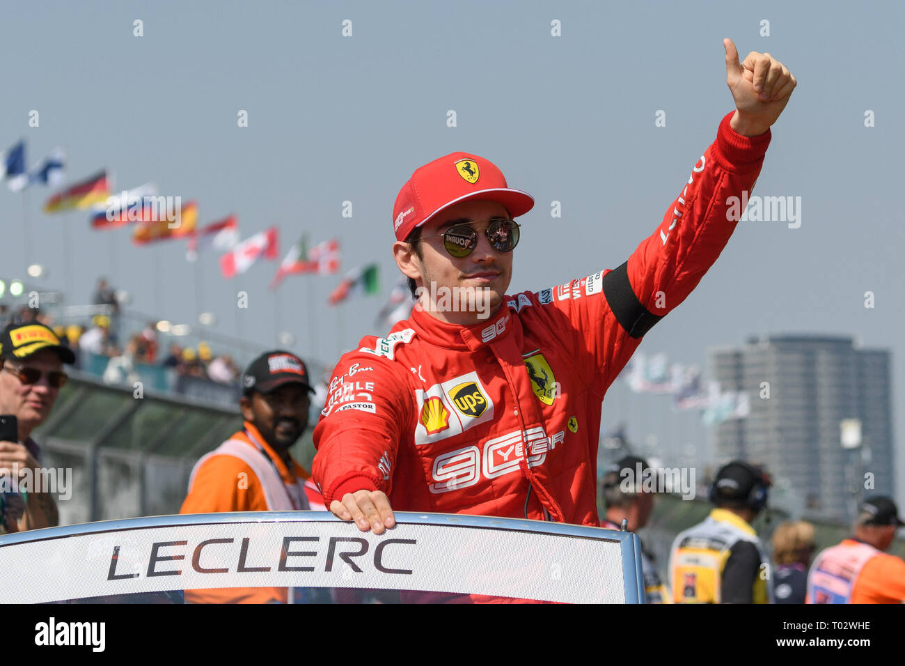 Albert Park di Melbourne, Australia. Xvii Mar, 2019. Charles Leclerc (MCO) #16 dalla Scuderia Ferrari del team onde per la folla durante la parata dei piloti prima dell'inizio del 2019 Australian Formula One Grand Prix all'Albert Park di Melbourne, Australia. Sydney bassa/Cal Sport Media/Alamy Live News Foto Stock