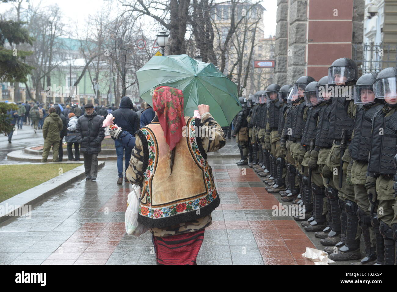 Kiev, Ucraina. 16 marzo 2019. L'ala destra nazionalisti protesta il presidente ucraino Poroshenko a Kiev in Ucraina. In alto di 2-3.000 nazionalisti hanno marciato da Piazza Indipendenza per l'amministrazione presidenziale edificio e scaraventato farcite i suini a polizia e guardia nazionale. Corpo nazionale del membro del partito e membro del Parlamento Andrei Biletsky ha parlato ai suoi sostenitori per la maggior parte giovani maschi vestito in uniforme e vari neo nazista di simboli. Credito: Mario Montoya/Alamy Live News Foto Stock