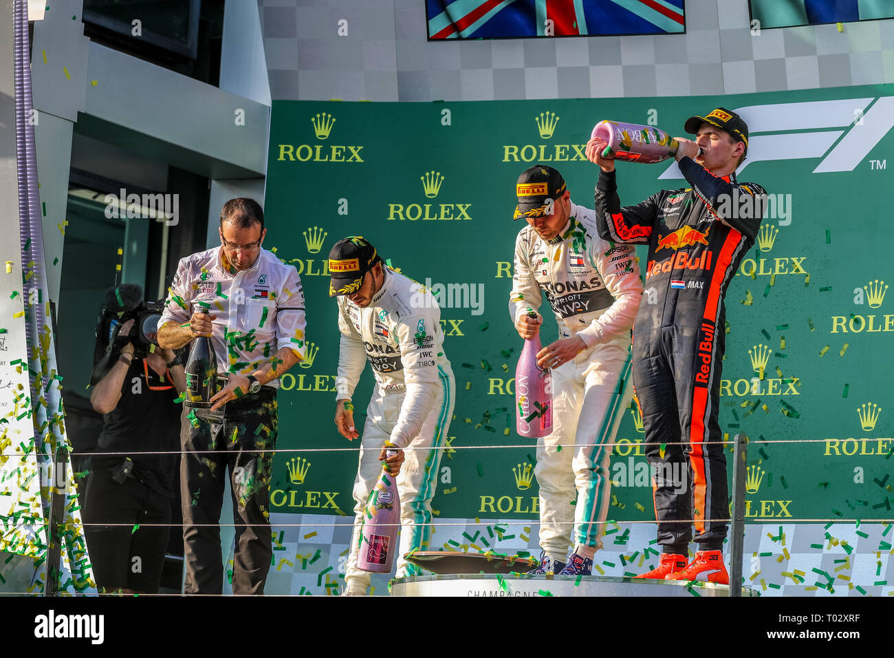 Melbourne, Australia. Il 17 marzo 2019. Campionato del Mondo di Formula Uno FIA 2019 - Formula Uno Rolex Australian Grand Prix.vincitori podio celebrazioni dopo gara uno - PODIO - 1 ° posto -77 Valtteri Bottas (Finlandia) Racing per la Mercedes-AMG Petronas Motorsport alla guida della sua Mercedes WD10 - 2° posto- No.44 Lewis Hamilton (UK ) Racing per la Mercedes-AMG Petronas Motorsport alla guida della sua Mercedes WD10 -3rd Place - No.33 Max Verstappen (Paesi Bassi) Racing per Aston Martin Red Bull Racing Team alla guida della sua Red Bull Racing Honda RB15 Credito: Brett keating/Alamy Live News Foto Stock