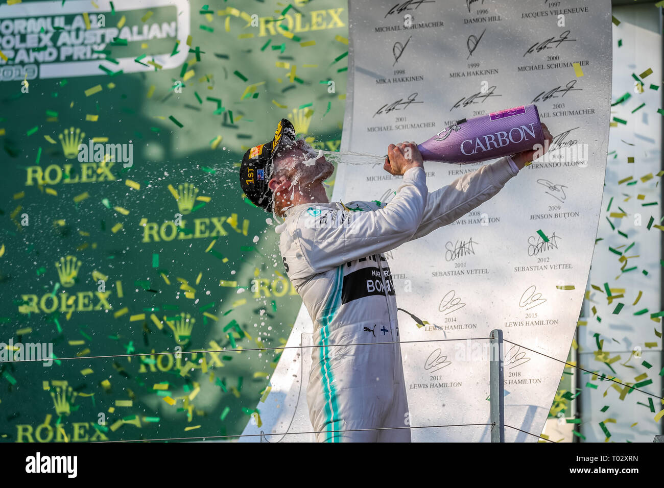 Melbourne, Australia. Il 17 marzo 2019. Campionato del Mondo di Formula Uno FIA 2019 - Formula Uno Rolex Australian Grand Prix.vincitori podio celebrazioni dopo gara uno - PODIO - 1 ° posto -77 Valtteri Bottas (Finlandia) Racing per la Mercedes-AMG Petronas Motorsport alla guida della sua Mercedes WD10 - 2° posto- No.44 Lewis Hamilton (UK ) Racing per la Mercedes-AMG Petronas Motorsport alla guida della sua Mercedes WD10 -3rd Place - No.33 Max Verstappen (Paesi Bassi) Racing per Aston Martin Red Bull Racing Team alla guida della sua Red Bull Racing Honda RB15 Credito: Brett keating/Alamy Live News Foto Stock