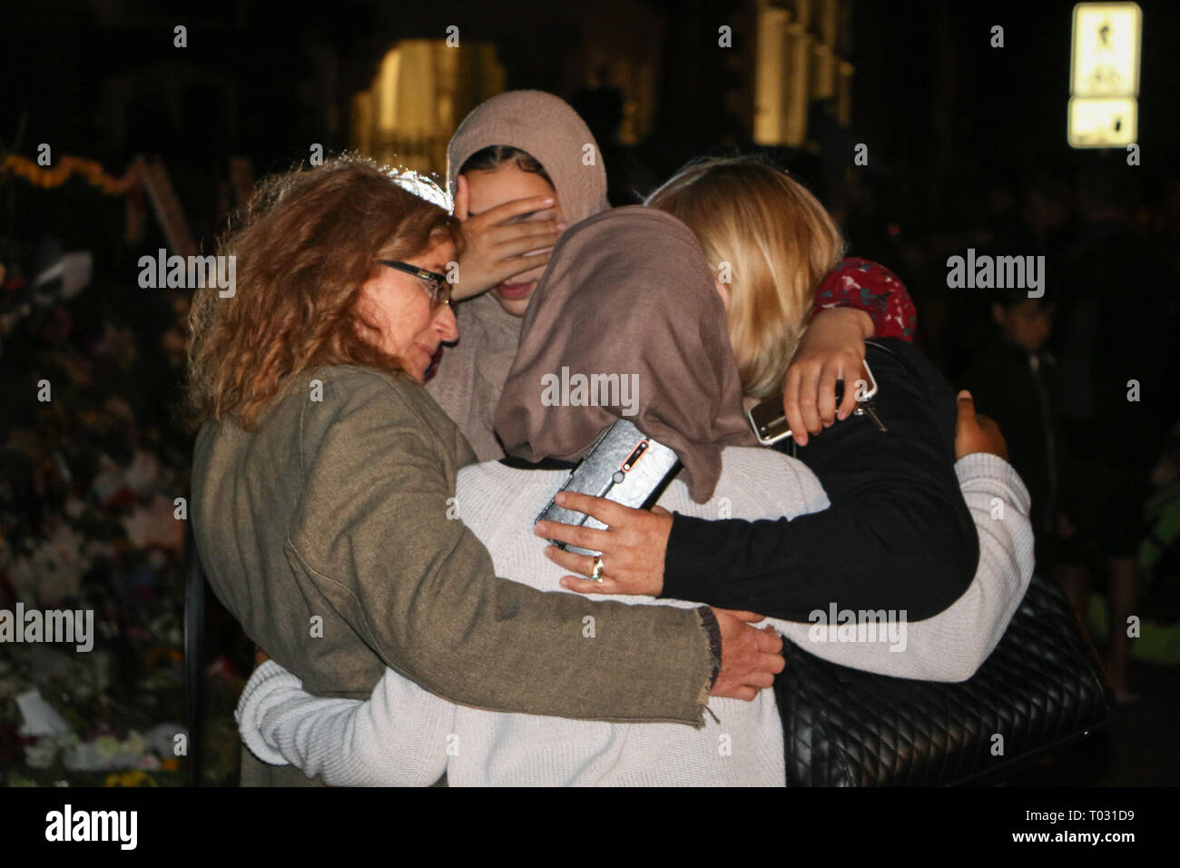 Christchurch, Canterbury, Nuova Zelanda. Xvii Mar, 2019. La gente vede consolante stessi mentre il pagamento rispetto alle vittime di Christchurch moschee di ripresa. Circa 50 persone sono state uccise in Christchurch moschee attacco terroristico le riprese di targeting Masjid Al Noor moschea e la Moschea Linwood. Credito: Adam Bradley SOPA/images/ZUMA filo/Alamy Live News Foto Stock