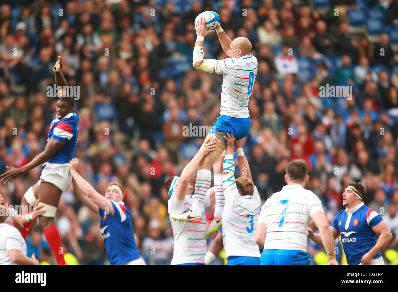 Roma, Italia. 16 marzo 2019. 5nd Round Sei Nazioni 2019 - Italia vs Francia - {città} - allo Stadio Olimpico di Roma - Italia - Francia - Sergio Parisse volare per la palla - Credit: Riccardo Piccioli/Alamy Live News Foto Stock