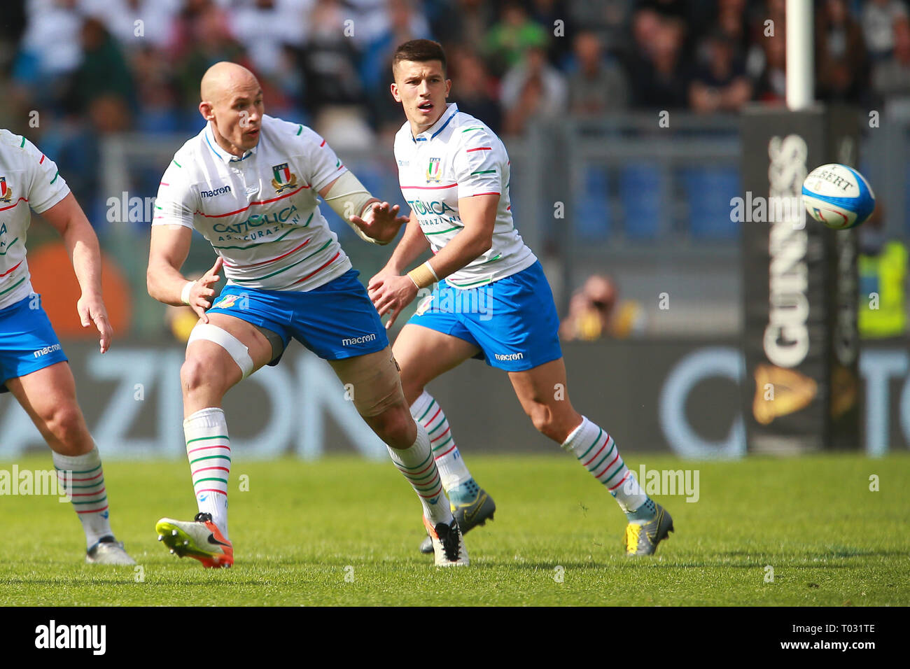 Roma, Italia. 16 marzo 2019. 5nd Round Sei Nazioni 2019 - Italia vs Francia - {città} - allo Stadio Olimpico di Roma - Italia - Francia - Sergio Parisse riceve la palla - Credit: Riccardo Piccioli/Alamy Live News Foto Stock