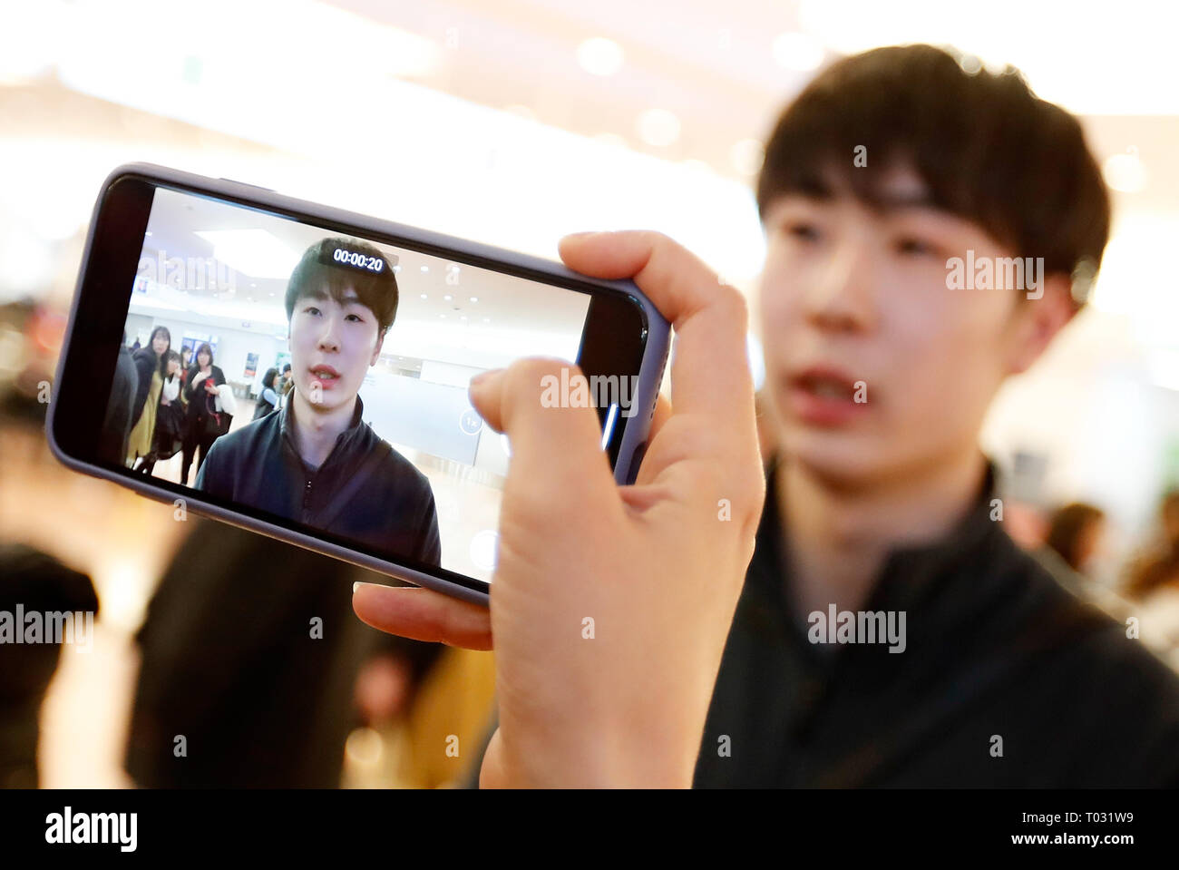 Tokyo, Giappone. Xvii Mar, 2019. Figura cinese skater Jin Boyang accetta un colloquio dopo l'arrivo a Haneda Aeroporto Internazionale per 2019 Saitama ISU World Championships in Tokyo, Giappone, il 17 marzo 2019. Credito: Wang Lili/Xinhua/Alamy Live News Foto Stock