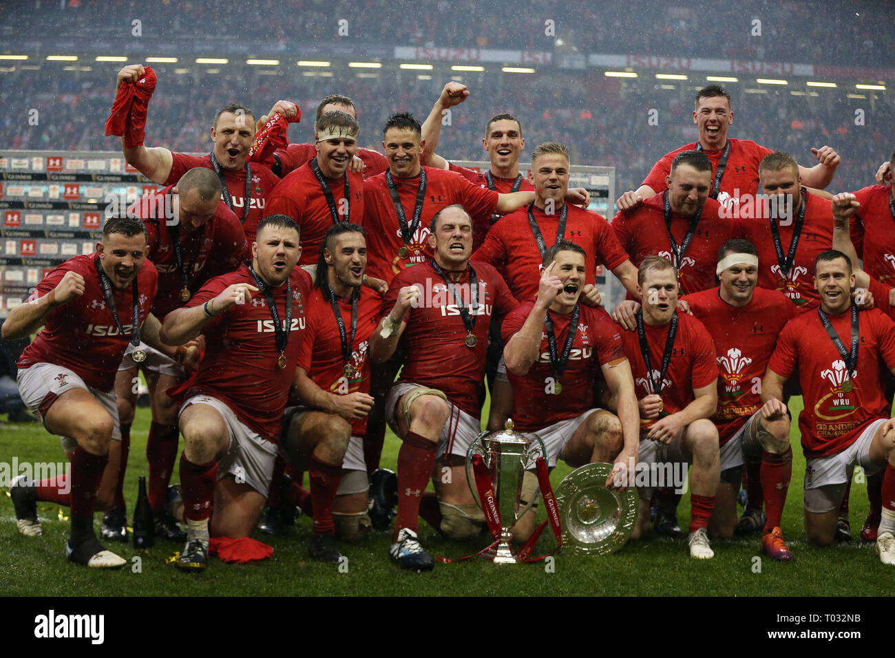 Cardiff, Regno Unito. 16 marzo 2019. I giocatori del Galles celebrare come essi sollevare il trofeo per vincere il Guinness sei nazioni championship , Triple Crown e Grand Slam. Il Galles v Irlanda , Guinness Sei Nazioni 2019 international partita di rugby al Principato Stadium di Cardiff ,Wales , Regno Unito sabato 16 marzo 2019. pic da Andrew Orchard/Alamy Live News nota immagine disponibile per il solo uso editoriale Credito: Andrew Orchard fotografia sportiva/Alamy Live News Foto Stock