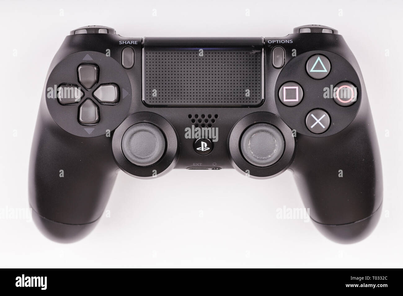 ATLANTA, GEORGIA - Marzo 2, 2017: Un wireless Playstation 4 controller di gioco su sfondo bianco Foto Stock