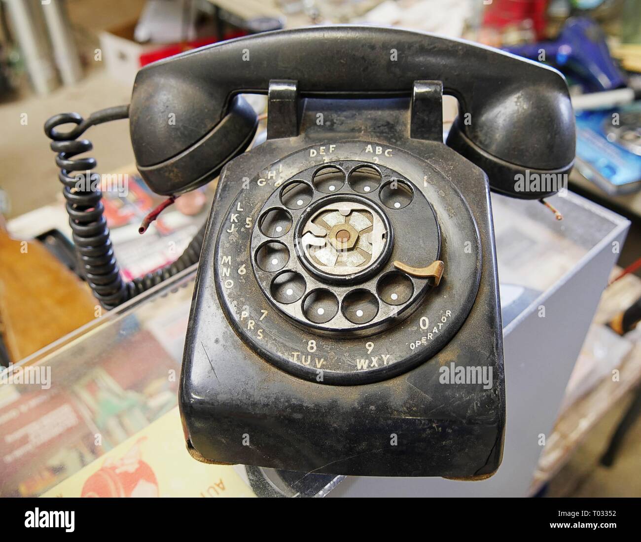 Vecchio nero sporco antique rotante-style telefono Foto Stock