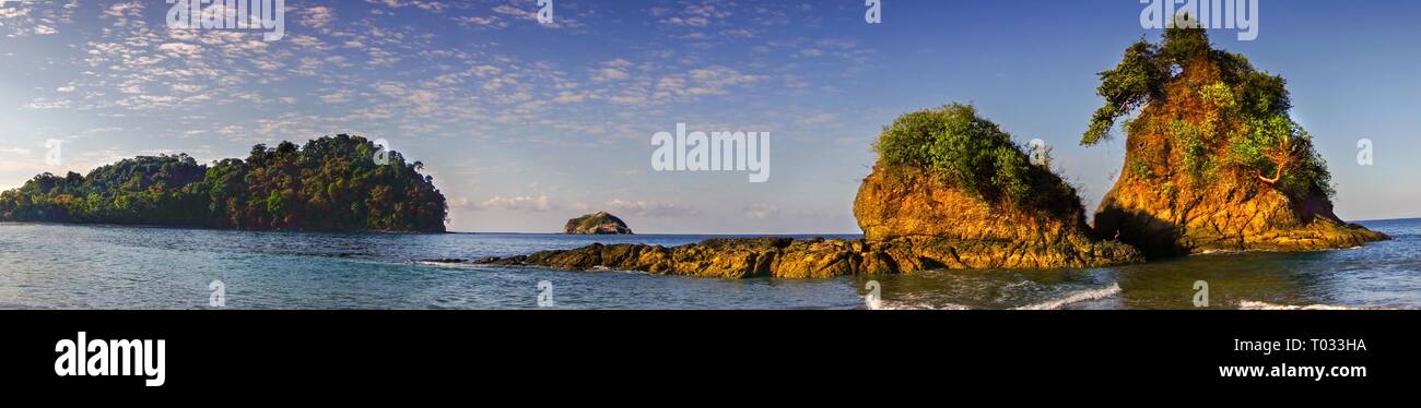 Ampio paesaggio panoramico della fascia costiera sull'Oceano Pacifico e le piccole isole sul Parco Nazionale di Manuel Antonio Playa Espadilla Beach in Costa Rica Foto Stock