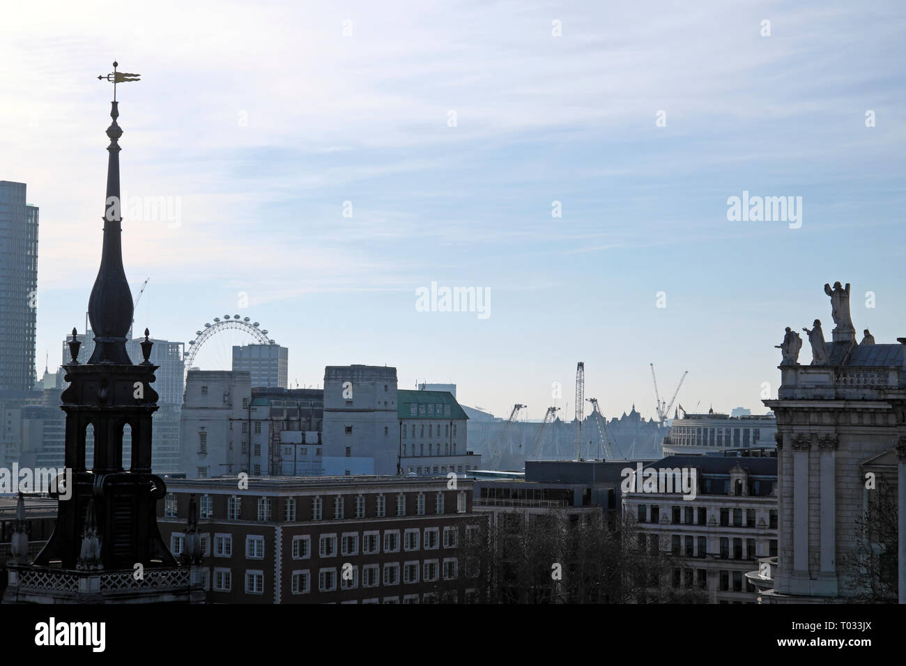 Paesaggio urbano da una nuova modifica terrazza sul tetto che guarda verso la London Eye nella città di Londra UK KATHY DEWITT Foto Stock