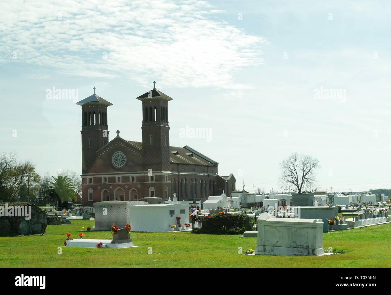 EDGARD, LOUISIANA – 2017 GENNAIO: Chiesa cattolica romana di San Giovanni Battista con il cimitero accanto, Edgard, Louisiana Foto Stock