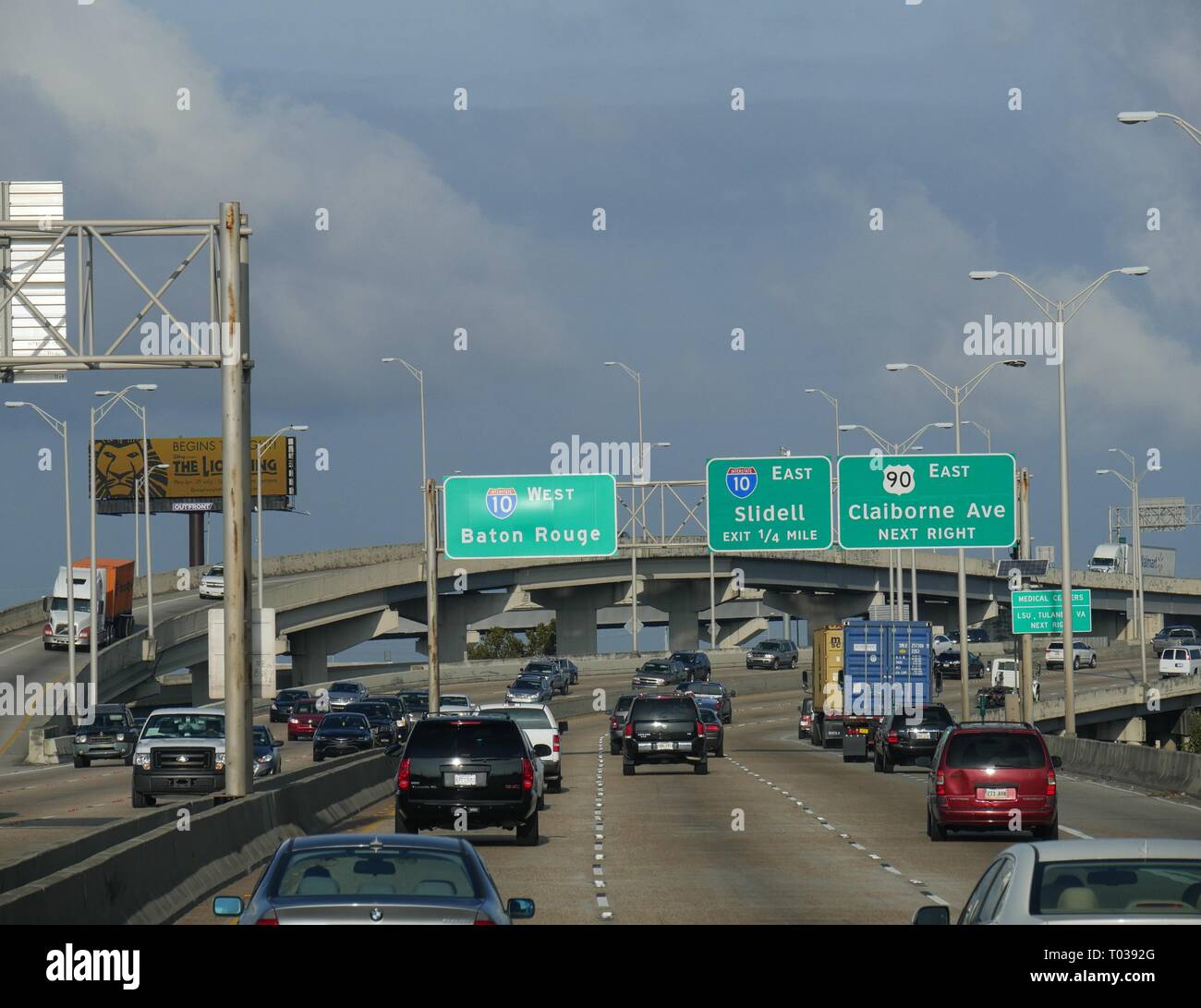 NEW ORLEANS, LOUISIANA, GENNAIO 2017: Autostrada trafficata che porta alle uscite per Baton Rouge, Slidell e Claiborne Avenue. Foto Stock