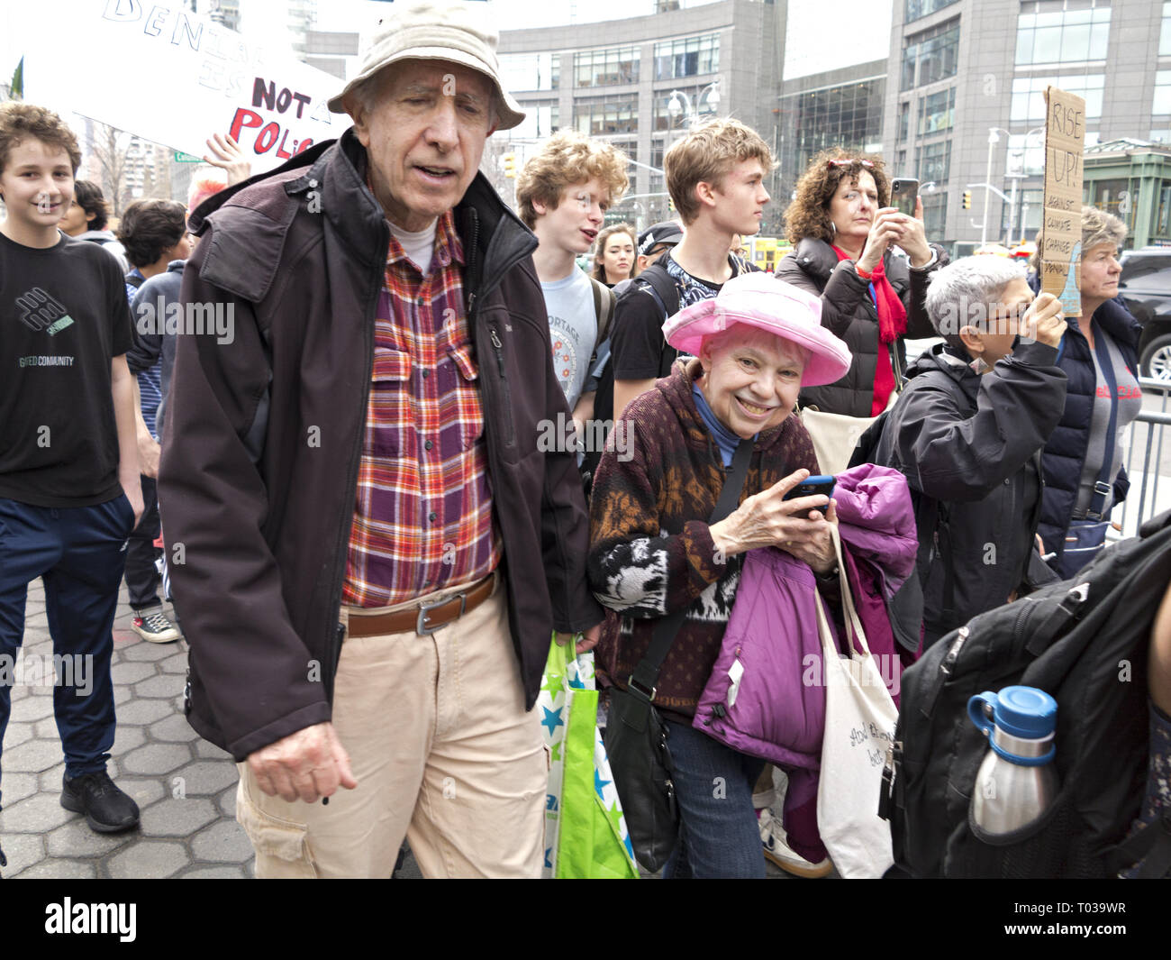 Sciopero dei giovani per il cambiamento climatico al Columbus Circle a NYC, 15 marzo 2019. Coppie anziane si sposano. Foto Stock