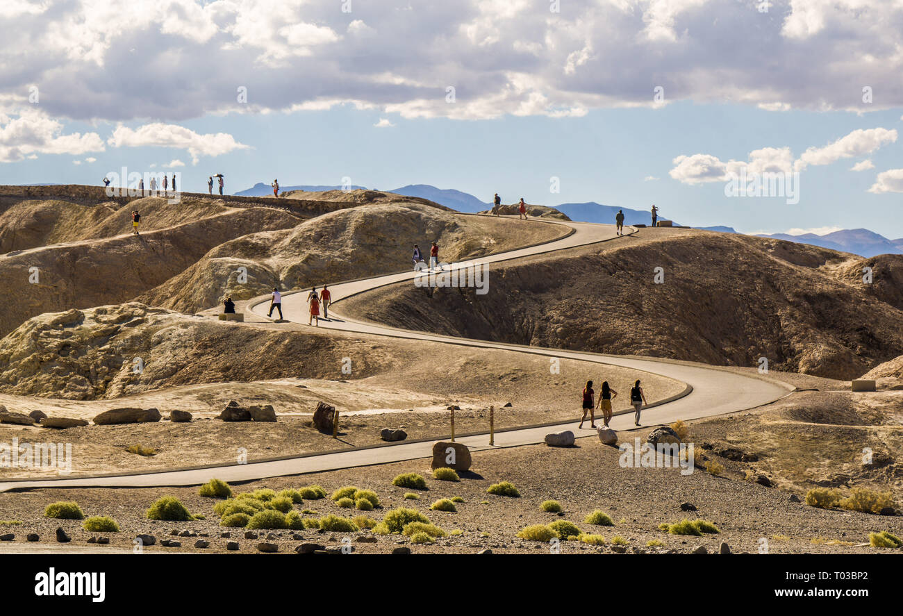 Zabriskie Point nella Valle della Morte NP, California. Un popolare foto op sulla strada da Las Vegas e spesso utilizzato come un set cinematografico Foto Stock
