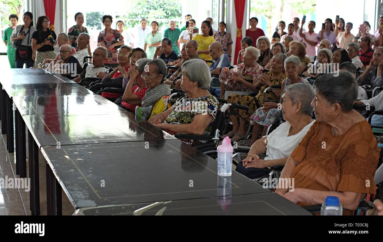 BOGOR, West Java, Indonesia - Febbraio 2019 : un gruppo di persone anziane che si riuniscono in un anziano casa di cura. Foto Stock