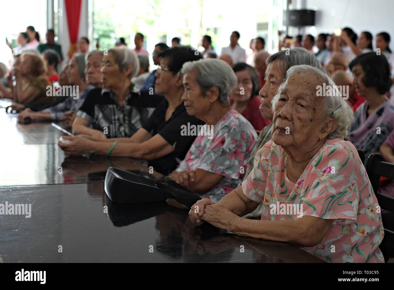 BOGOR, West Java, Indonesia - Febbraio 2019 : un gruppo di persone anziane che si riuniscono in un anziano casa di cura. Foto Stock