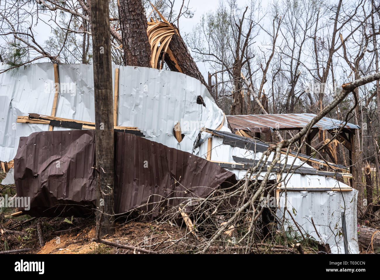 Conseguenze del Lee County tornado nella stazione di Smiths, Alabama il 3 marzo 2019. Foto Stock