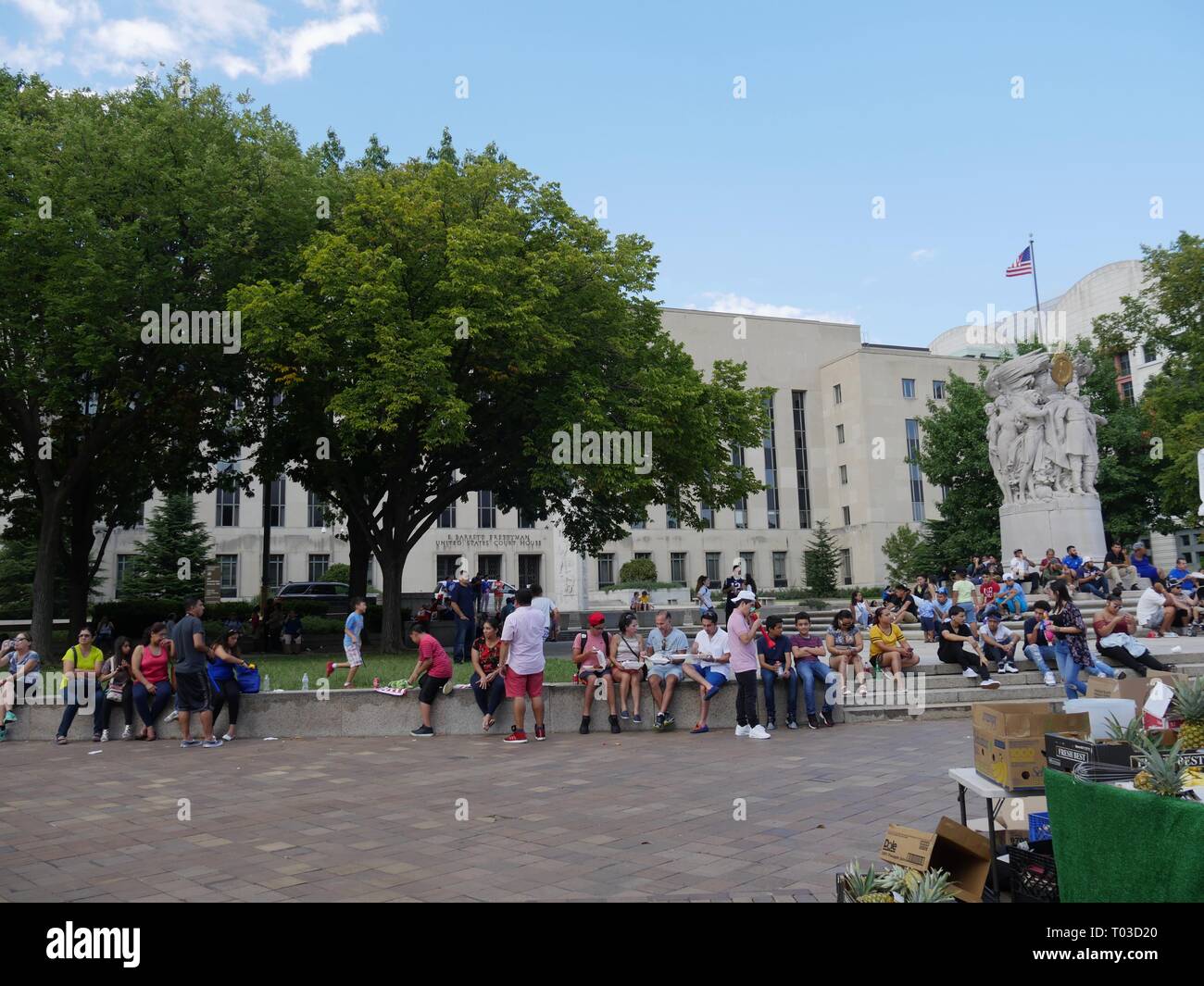 WASHINGTON, DISTRETTO DI COLUMBIA - SETTEMBRE 2017: Persone che siedono e mangiano fuori dal tribunale di E. Barrett Prettyman Stati Uniti Foto Stock