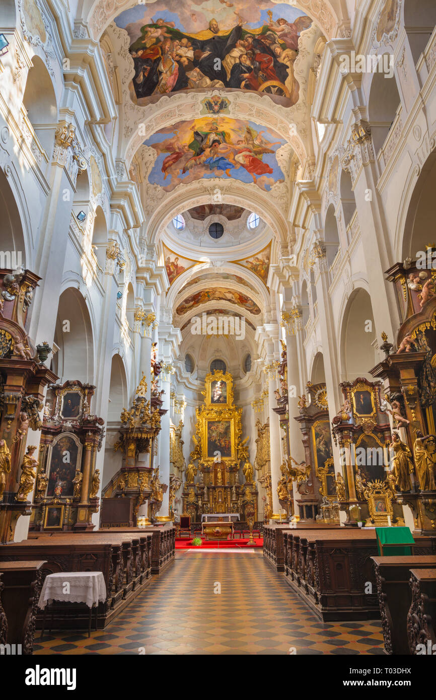 Praga, Repubblica Ceca - 12 ottobre 2018: la barocca chiesa kostel Svatého Tomáše con gli affreschi di Václav Vavřinc Reiner (1689 - 1743). Foto Stock