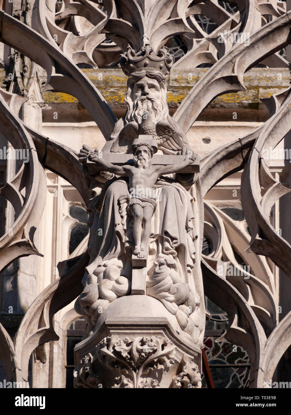 Statua del dio e Gesù sulla parte esterna di Saint Maclou Chiesa, Rouen, Normandia, Francia Foto Stock