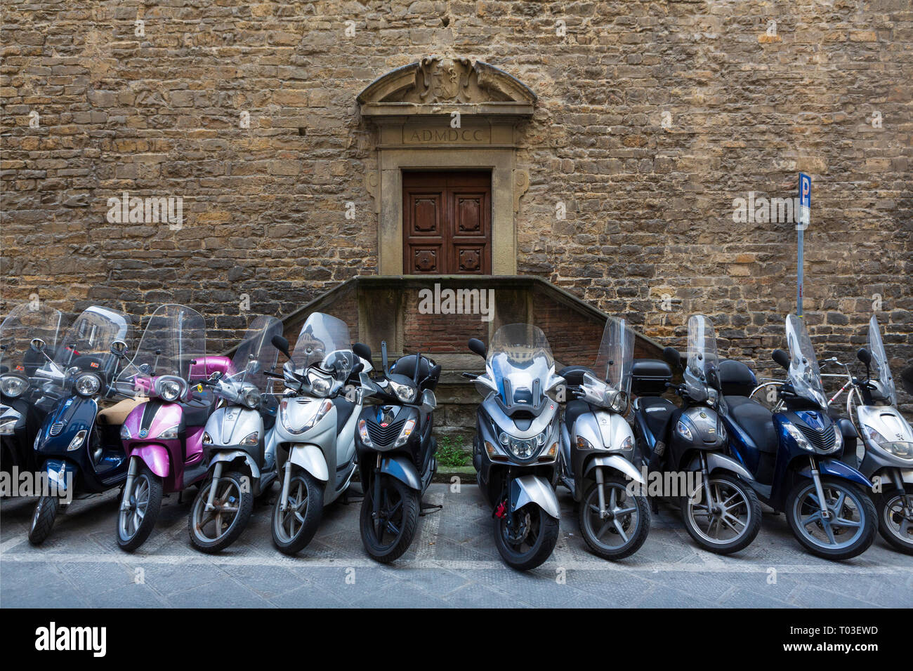 Moto parcheggiate al di fuori di una Firenze, Toscana, Italia edificio. Foto Stock