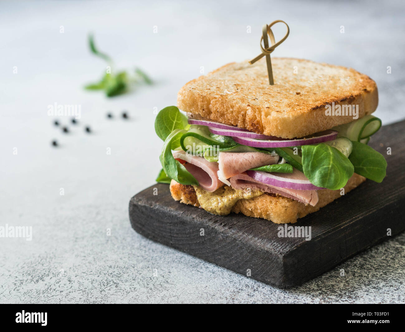 Varie di bacche e frutti su un piatto di legno su sfondo grigio. Fragole, ciliegie, kiwi, pesche, mirtilli su una piastra. Vista superiore Foto Stock