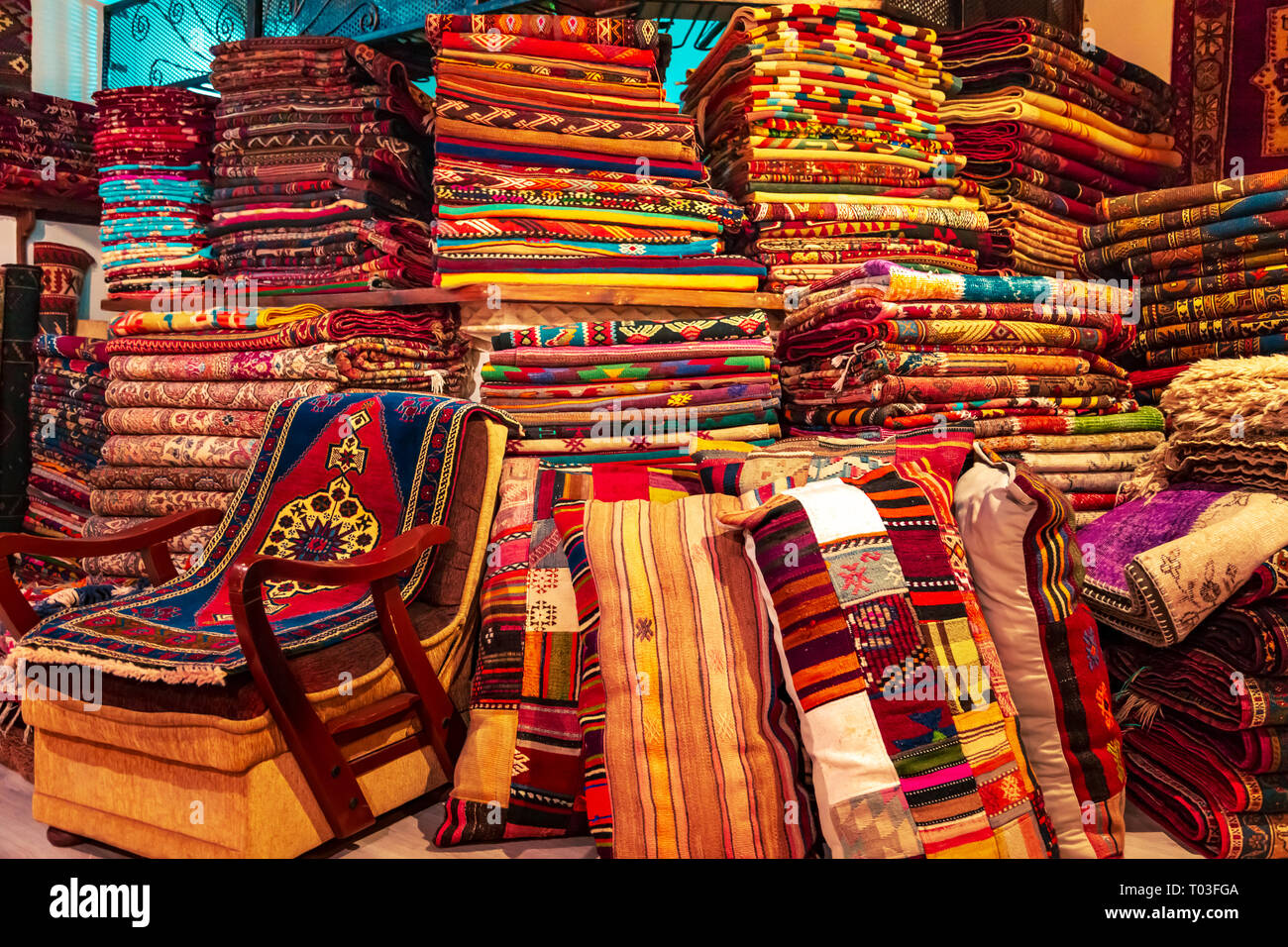 Tradizionali turchi tappeti fatti a mano nel negozio di articoli da regalo. Goreme, Cappadocia, Turchia. Foto Stock