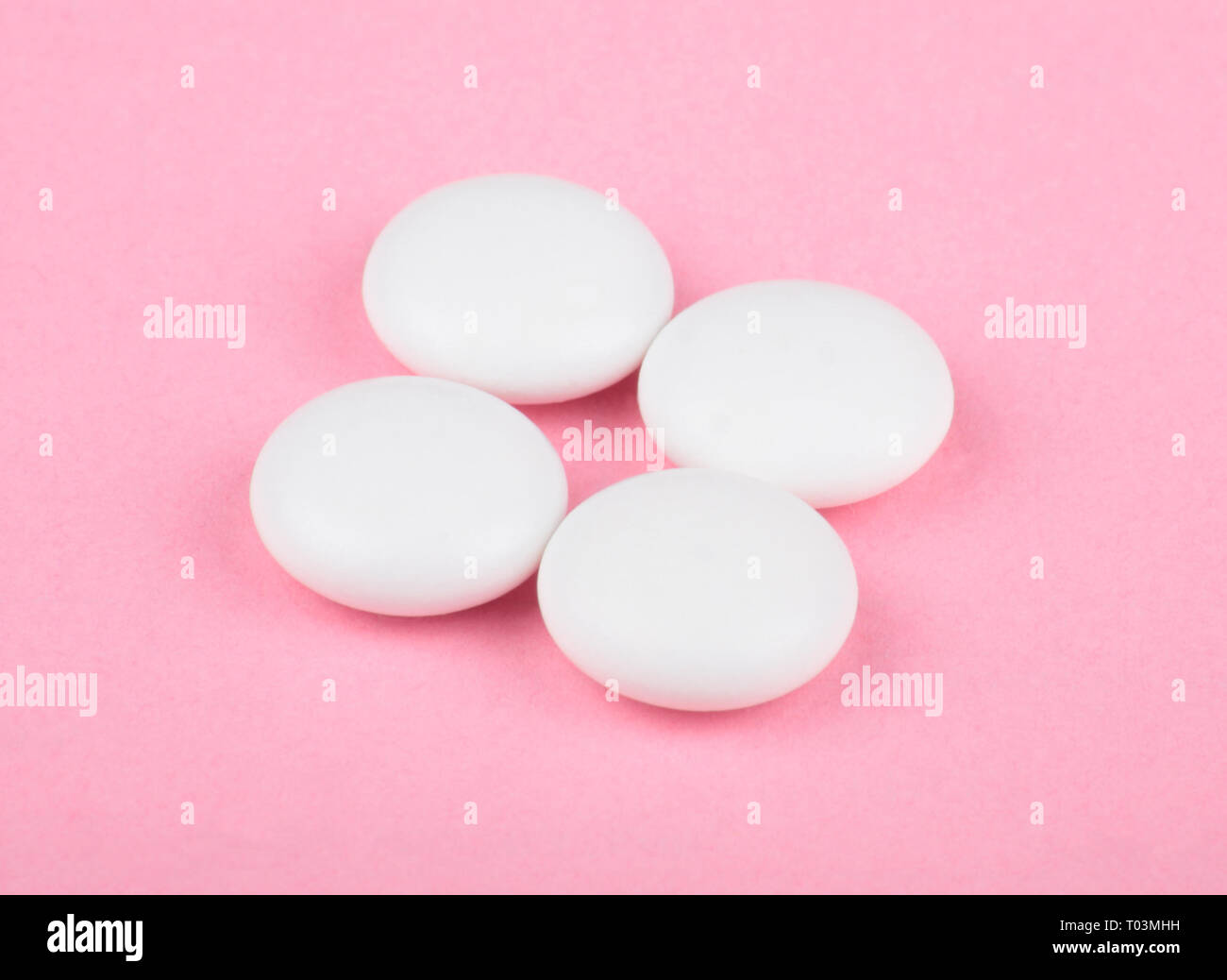 Pillola bianco su sfondo rosa Foto Stock