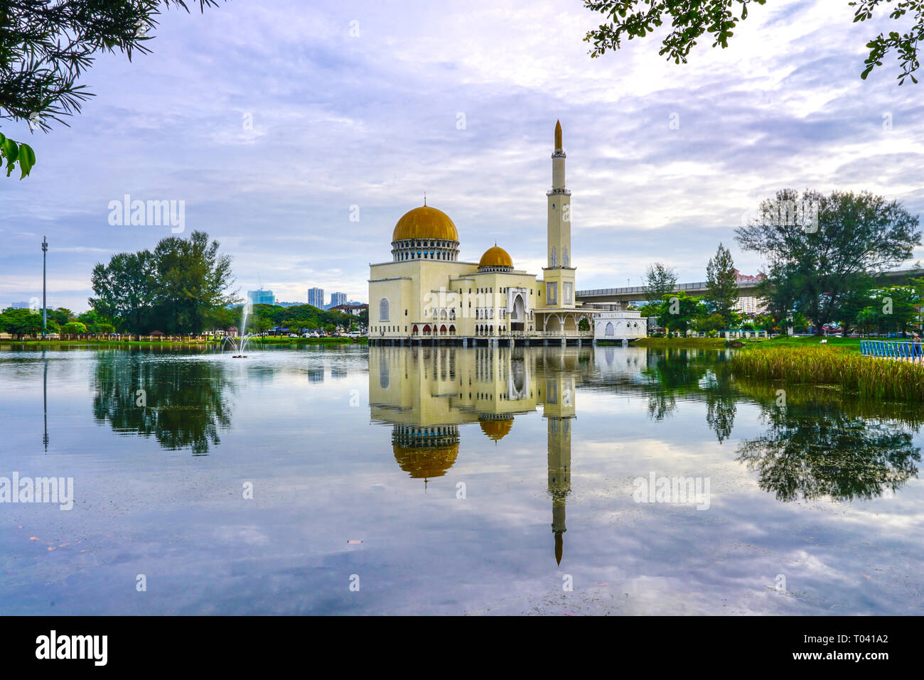 Bella moschea As-Salam in Malesia con spazio di copia Foto Stock