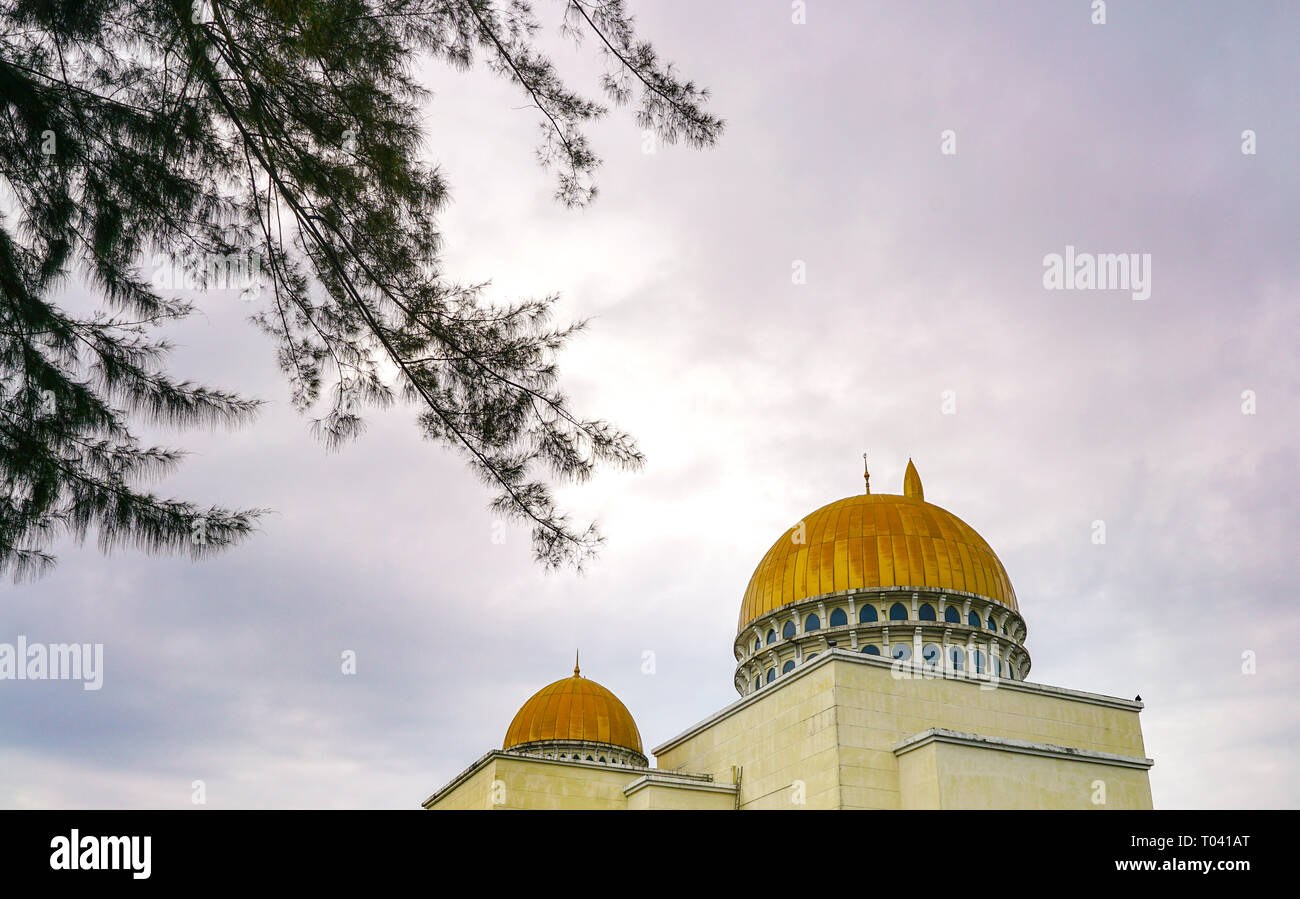 La cupola della moschea As-Salam in Malesia con spazio di copia Foto Stock
