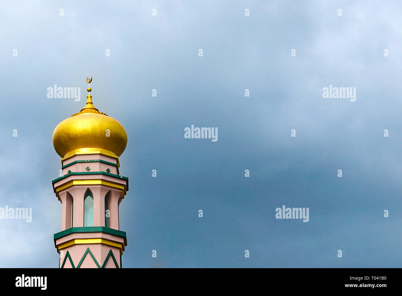Bellissimo il minareto di una moschea con spazio di copia Foto Stock