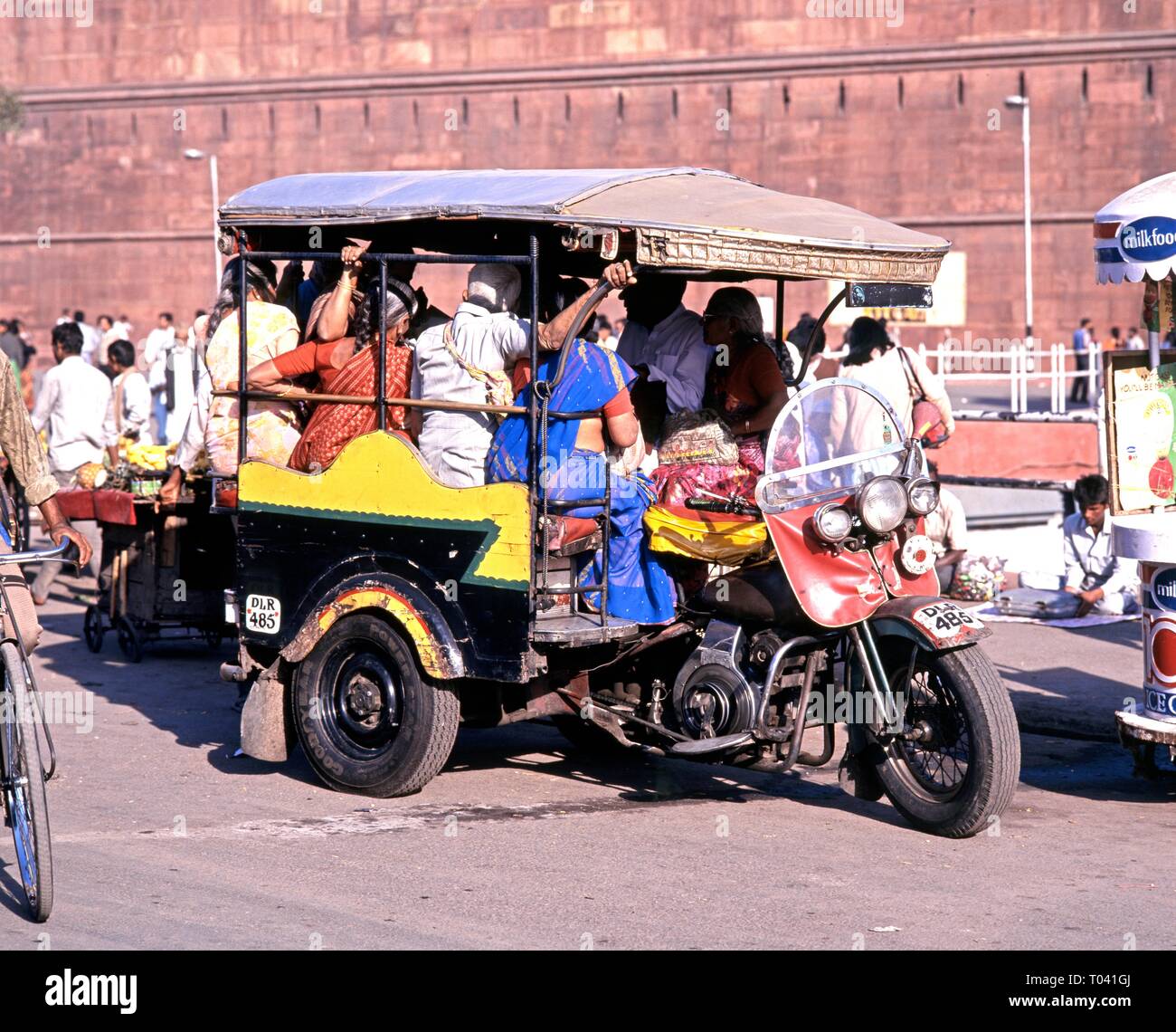 Vista del Forte Rosso con la popolazione locale su un rickshaw in primo piano, Delhi, Delhi il territorio dell' Unione, India. Foto Stock