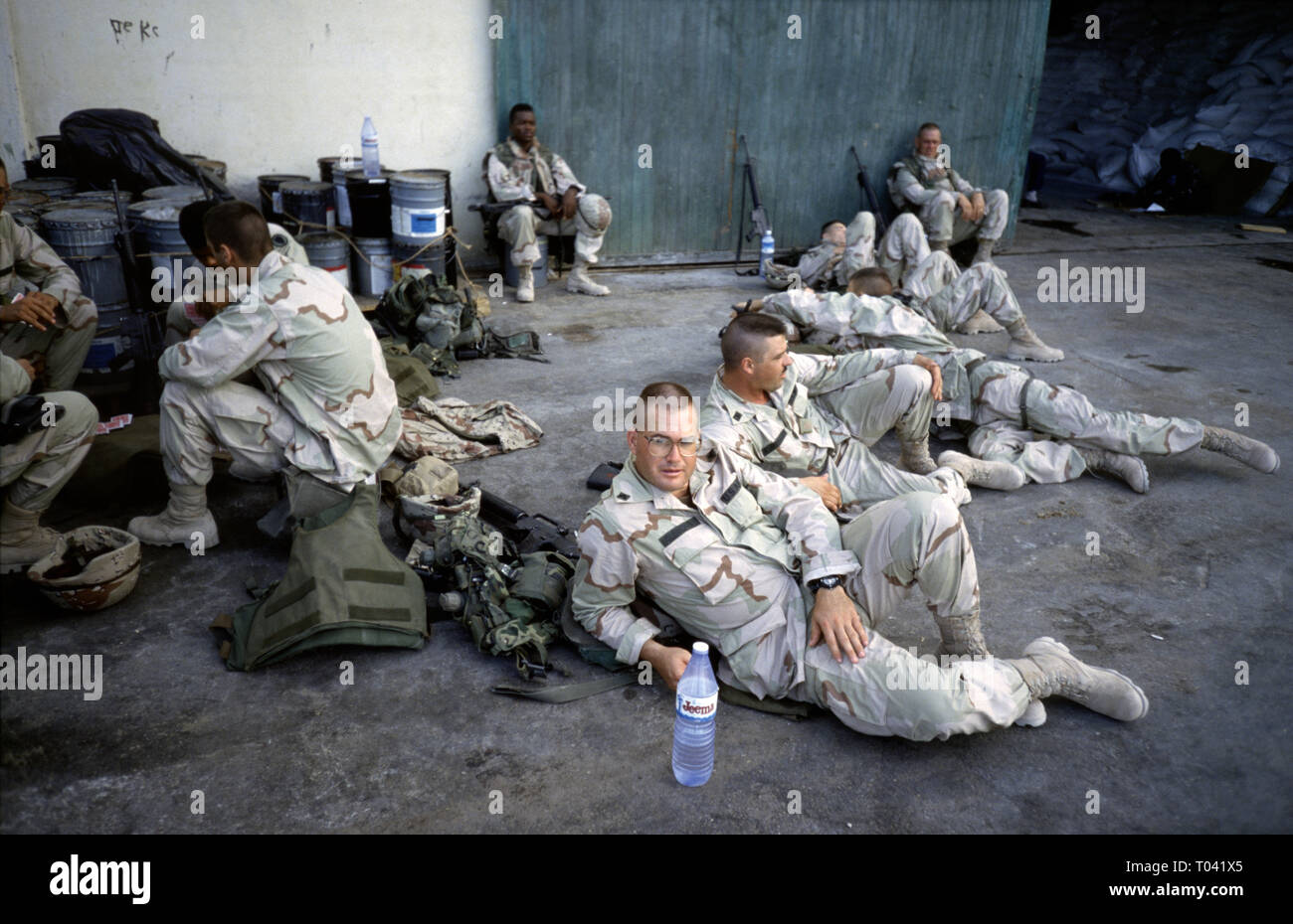 29 ottobre 1993 U.S. I soldati dell esercito della 24a Divisione di Fanteria riposare all'ombra dopo aver appena arrivati in nave a Mogadiscio è di nuovo porto in Somalia. Foto Stock