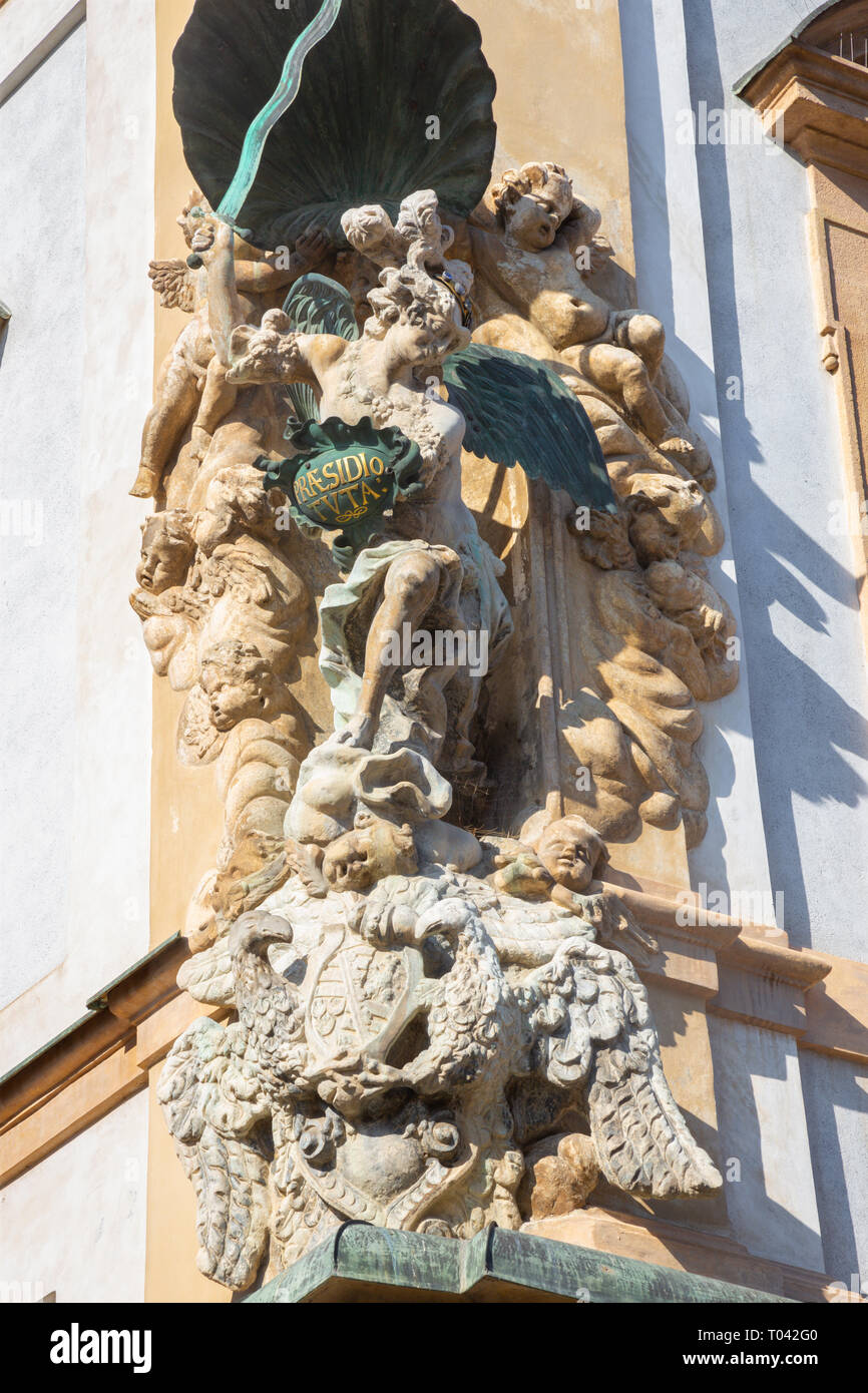 Praga, Repubblica Ceca, Settembre 12, 2010: San Michele statua barocca sulla facciata della casa nel quartiere piccolo da Ottavio Mosto (1700). Foto Stock