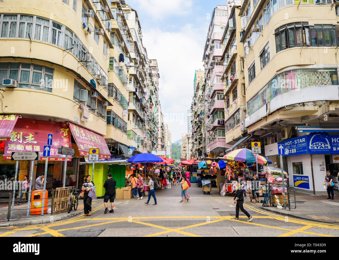Locali di vicinato street market lungo Fa Yuen Street, Mongkok, Hong Kong Foto Stock