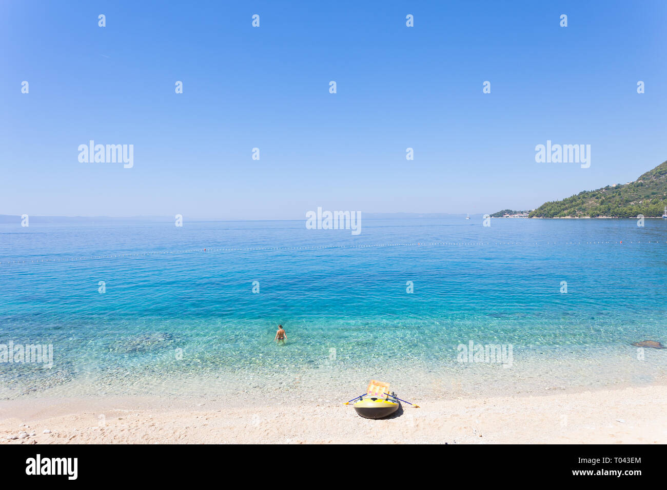 Drasnice e, Dalmazia, Croazia, Europa - barca a remi presso la bellissima spiaggia di Drasnice e Foto Stock