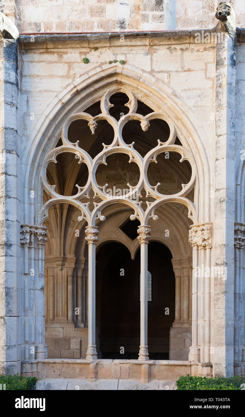 Ogivale gotico finestre decorate con tracery nel chiostro del monastero reale di Santa Maria de Santes Creus, Aiguamurcia, Spagna Foto Stock
