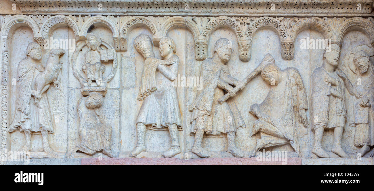 MODENA, Italia - 14 Aprile 2018: il rilievo romanico di Kain e Abele dal paradiso sulla facciata del Duomo di Modena. Foto Stock