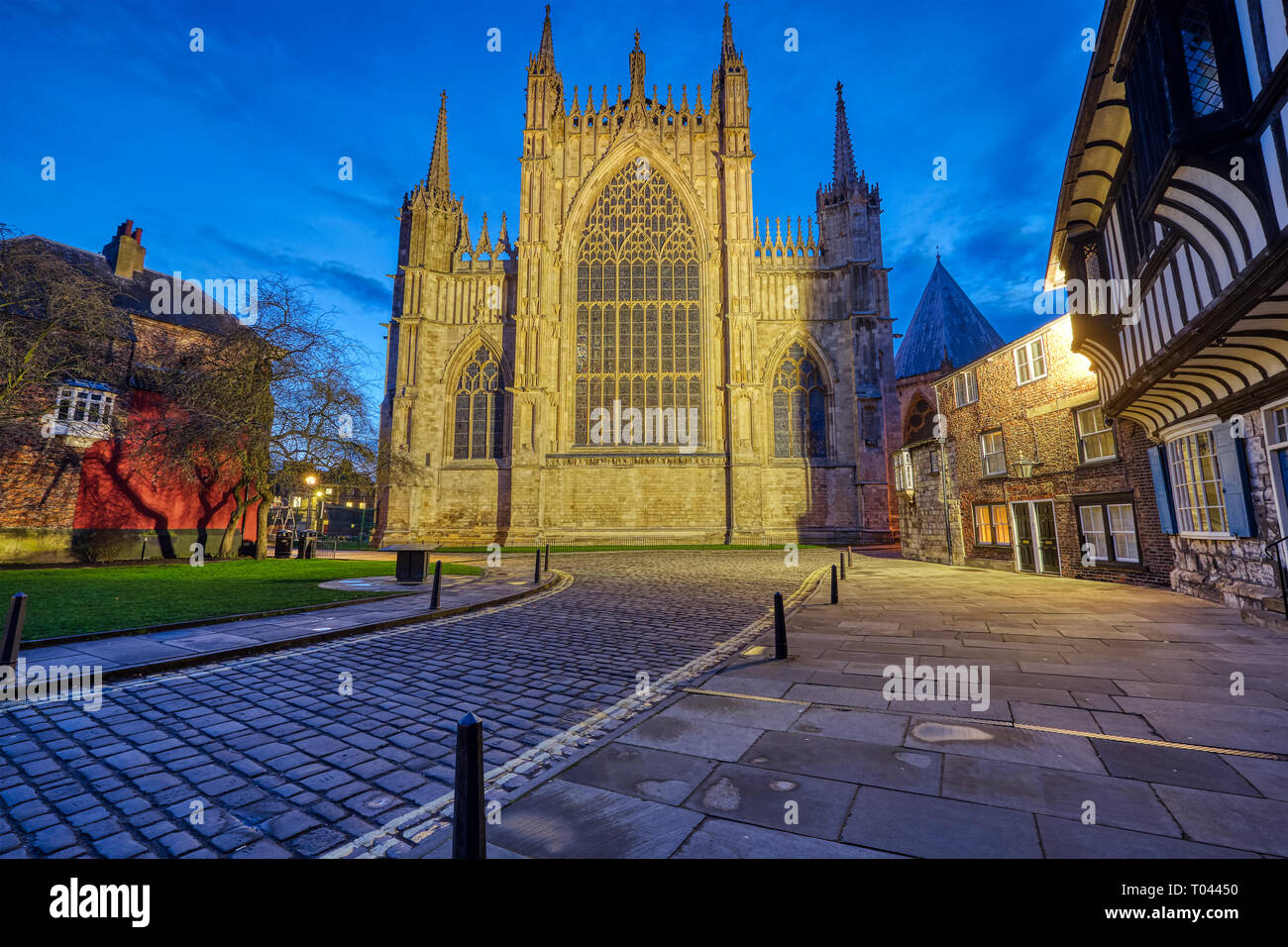 Sul retro della cattedrale di York Minster accesa al crepuscolo Foto Stock