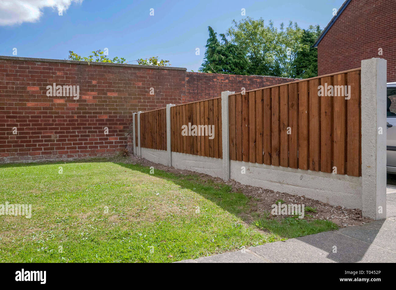 Calcestruzzo pali di legno e di pannelli di recinzione. Foto Stock