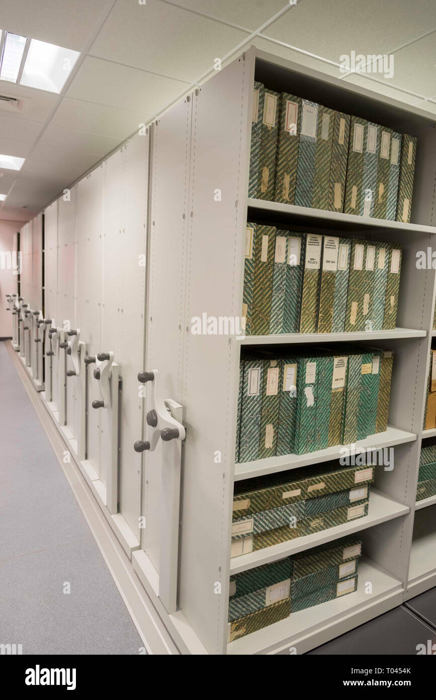Moderna libreria meccanico sistema di immagazzinamento a scaffalature Foto Stock