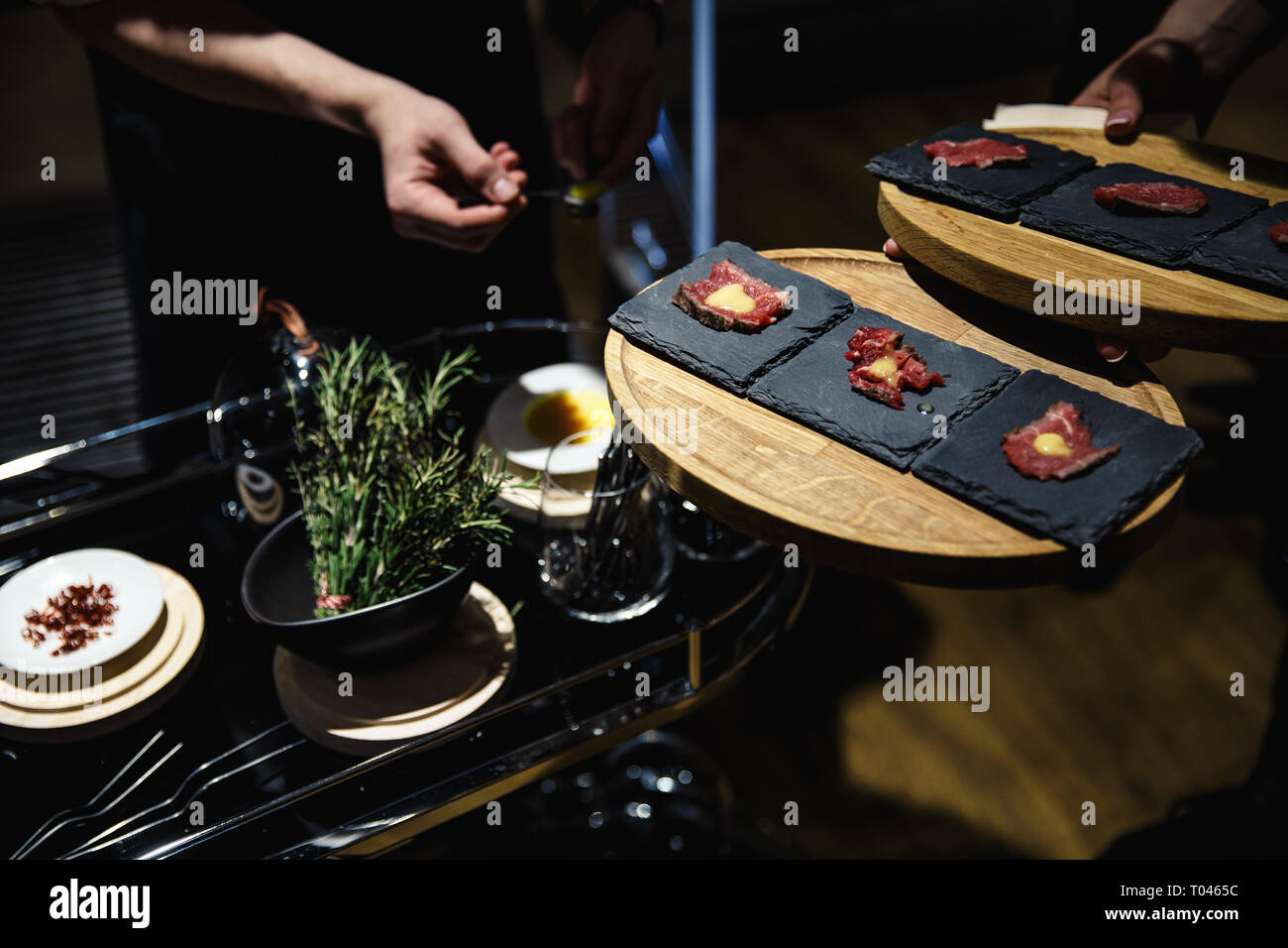 Cibo esotico viene degustated a un lusso cena aziendale evento Foto Stock