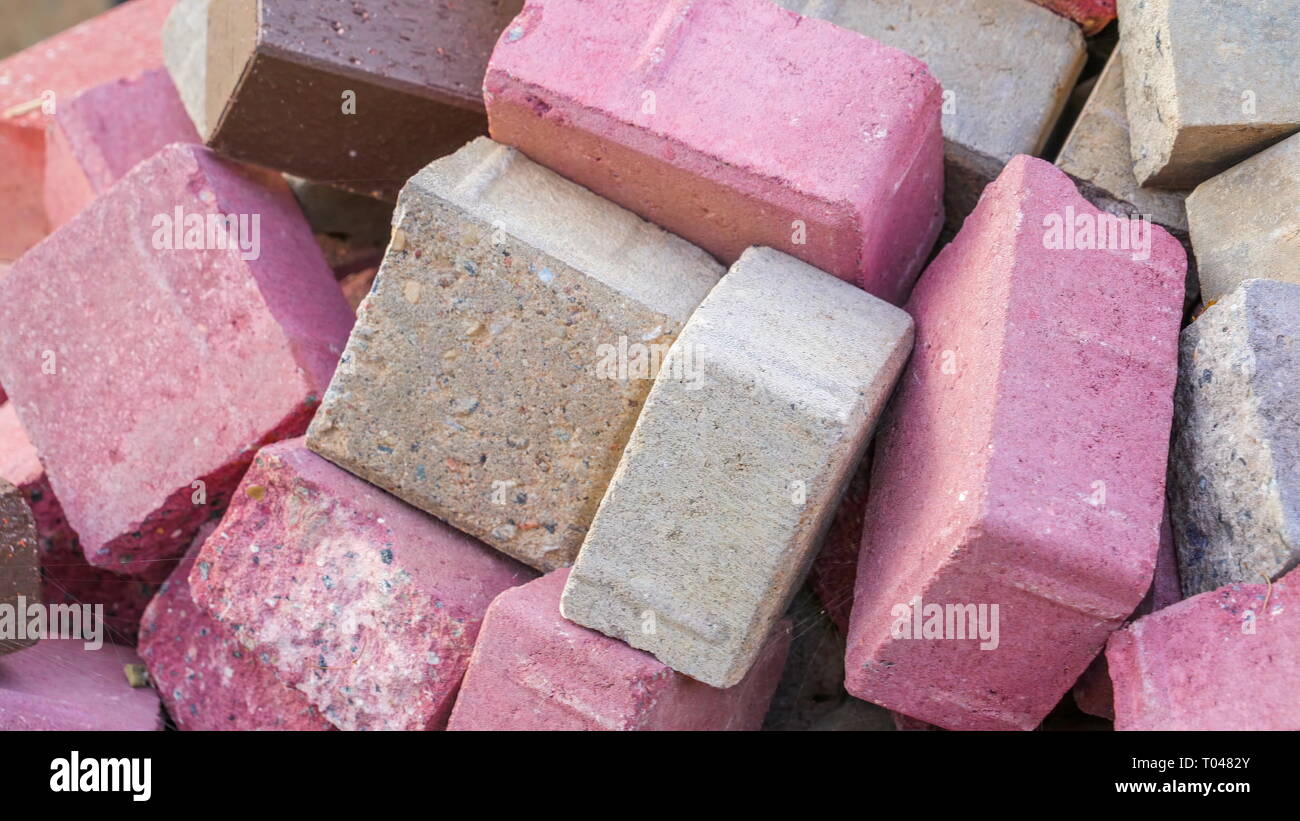 Set di rosso e grigio mattoni sul pavimento visualizzare i grandi mattoni usati per la costruzione della parete di case Foto Stock