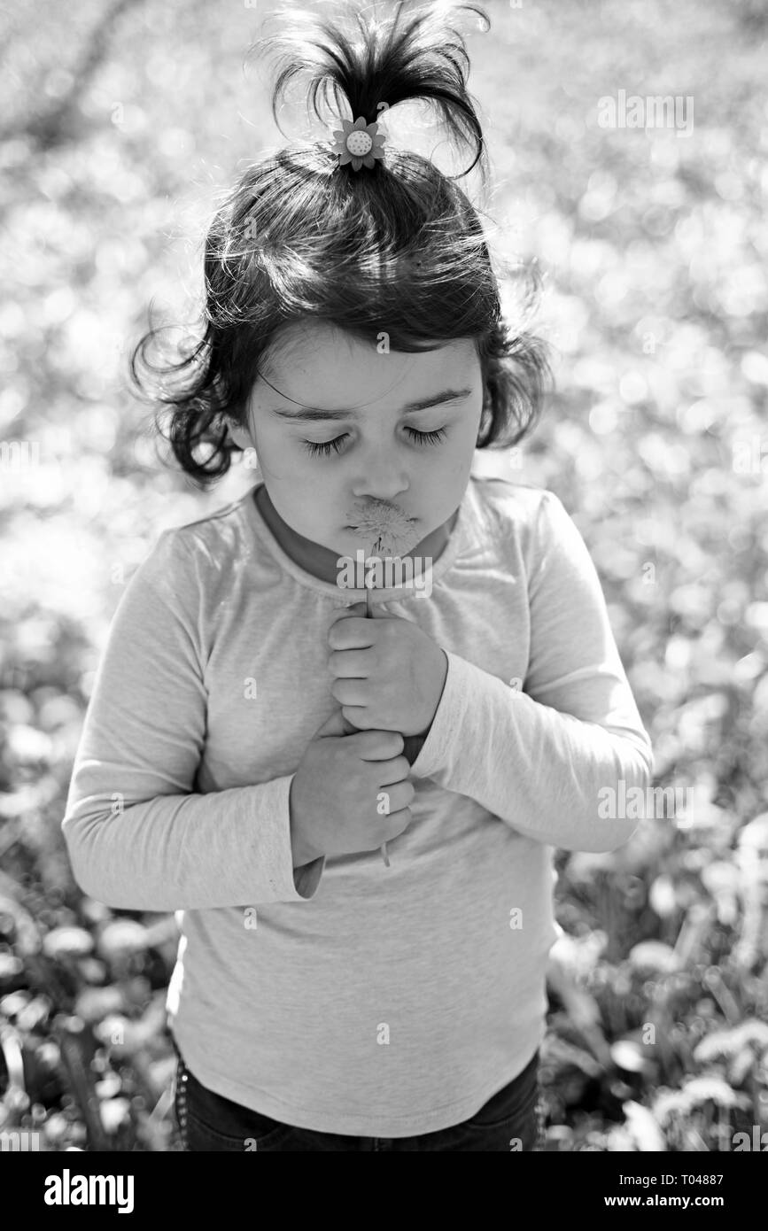 Viso e trattamenti viso. allergia ai fiori. Primavera. previsioni meteo. Un bambino piccolo. Bellezza naturale. Giornata dei bambini. Bambina in primavera soleggiata. Estate Foto Stock