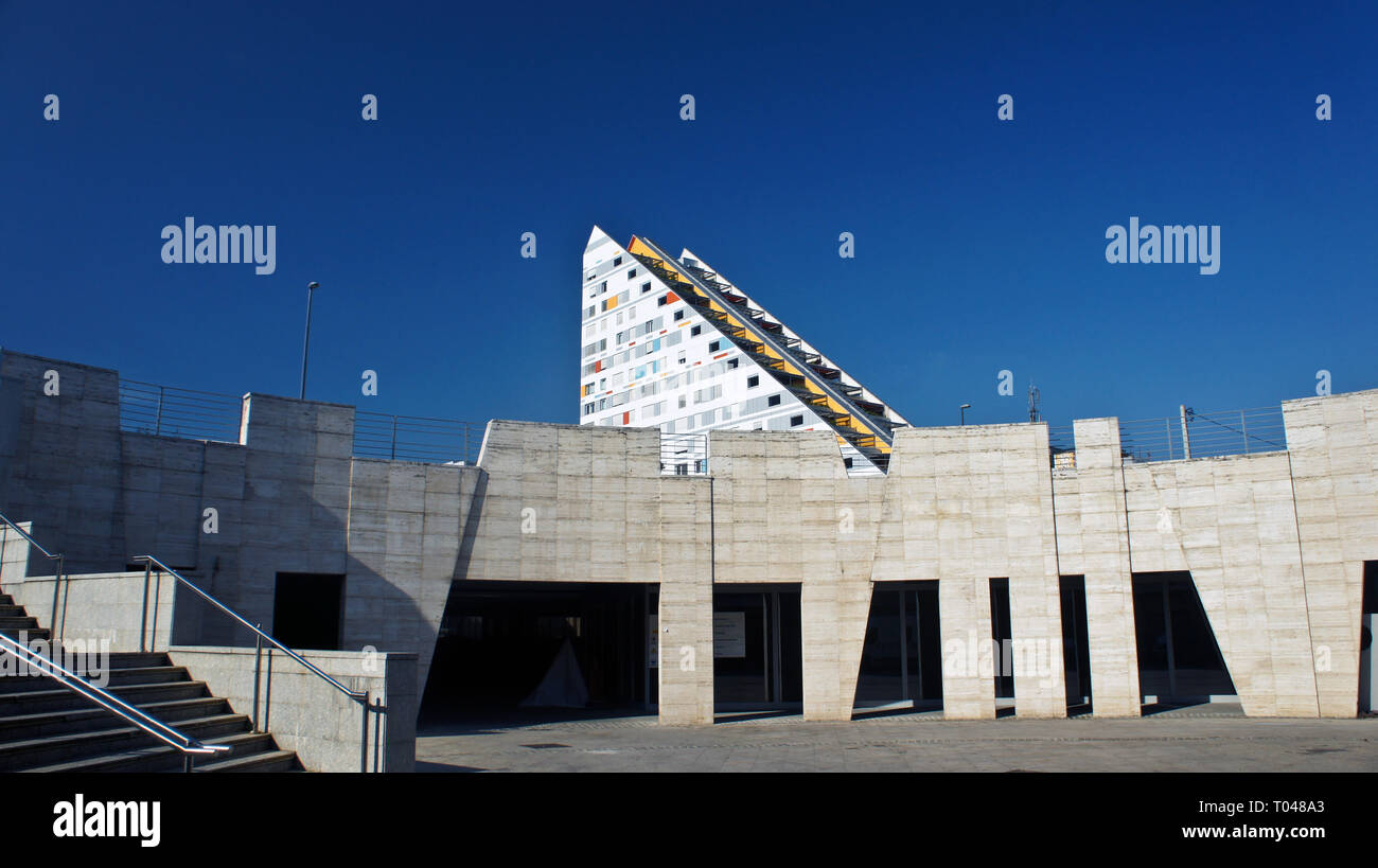 Vista del moderno edificio di appartamenti, coloratissima casa triangolare, giornata di sole Foto Stock