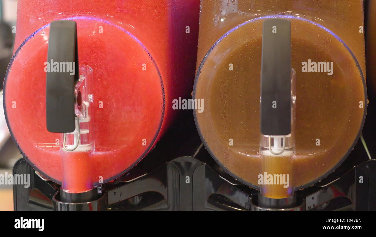 Tre sapori di frullati in una fredda macchina di vorticazione sono fragole al cioccolato e arancia Foto Stock