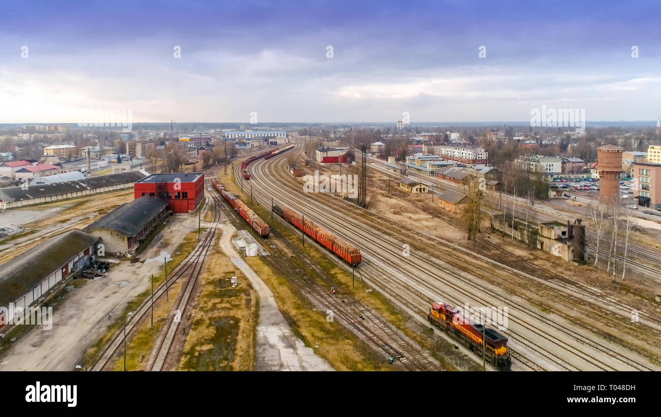 La vecchia stazione ferroviaria a Tartu in Estonia la vista aerea del vecchio treno da pista con gli edifici sul lato Foto Stock